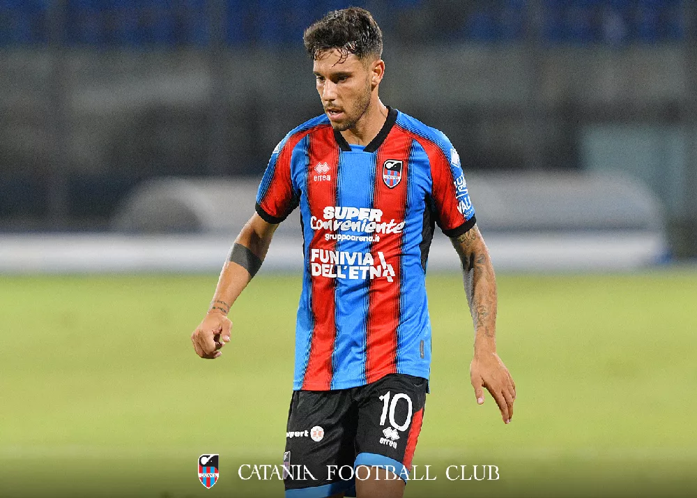 emmanuele cicerelli in campo con la maglia del catania