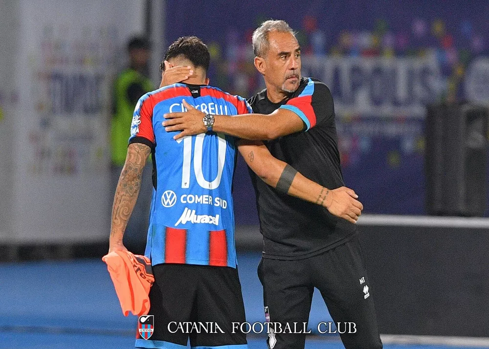 il tecnico toscano del catania abbraccia cicerelli a bordo campo