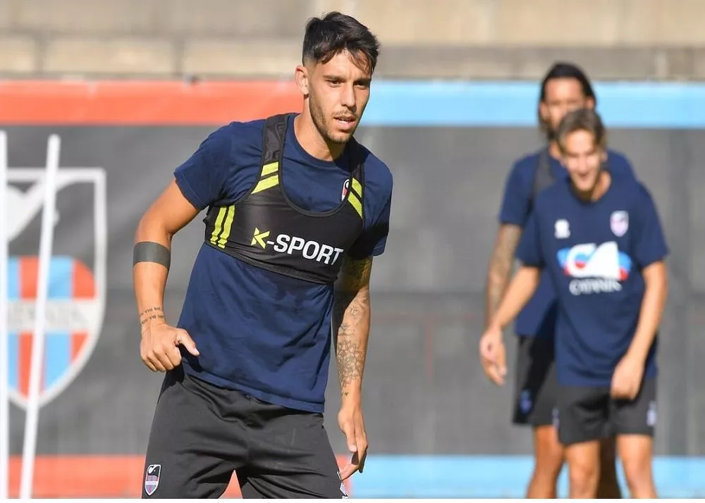 emmanuele cicerelli in campo con la maglia del catania