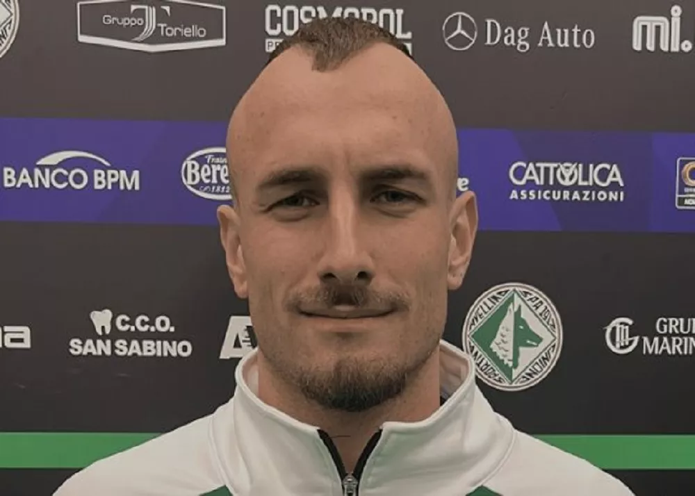 il difensore dell'avellino claudio manzi in primo piano