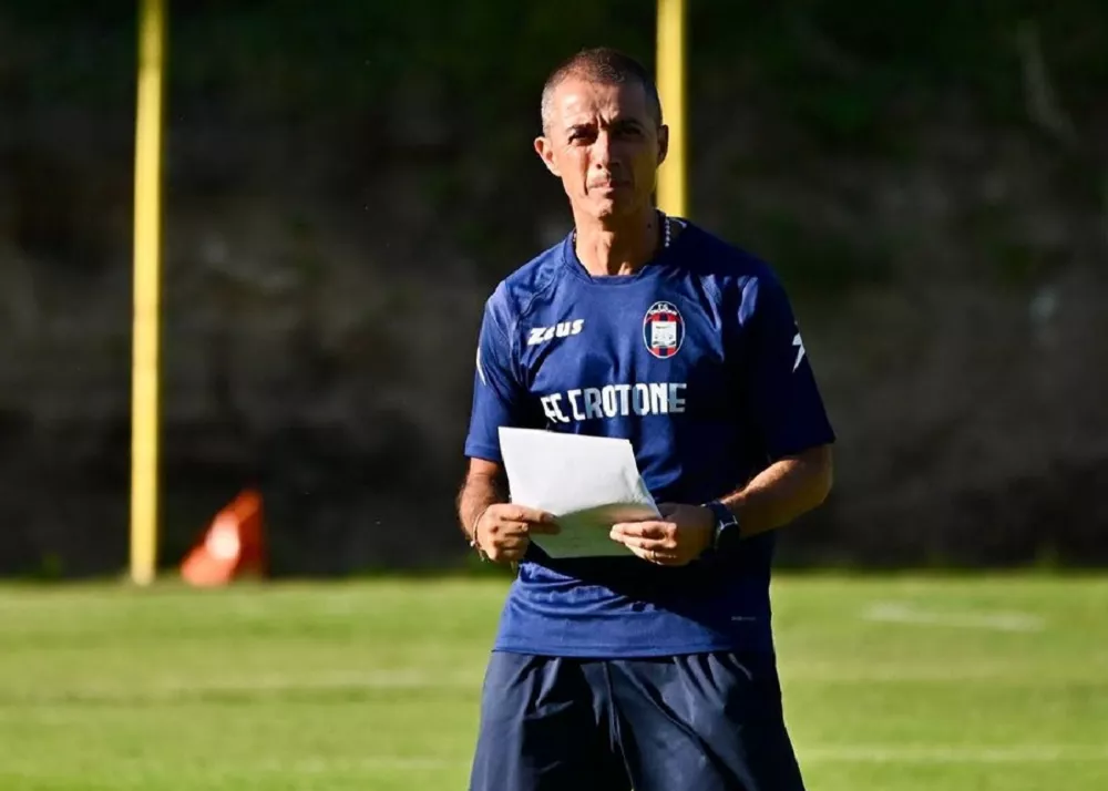 il tecnico del crotone emilio longo in campo con la lista