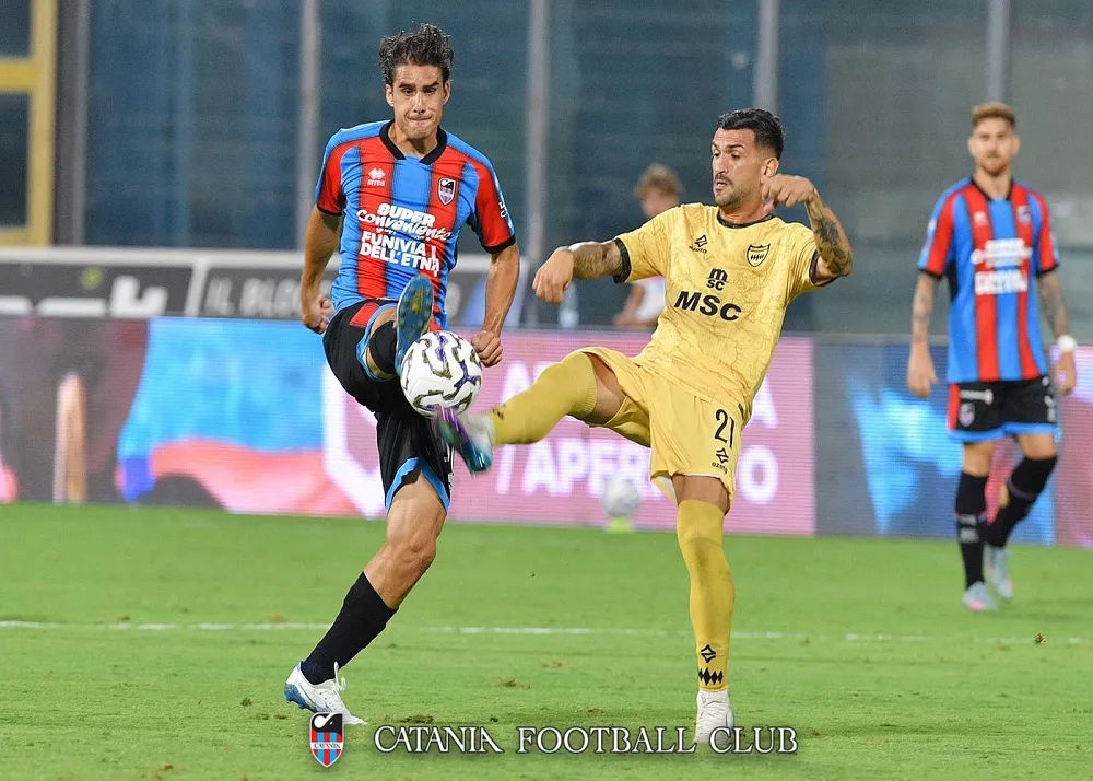 andrea corbari in una fase del match catania-sorrento 0-0