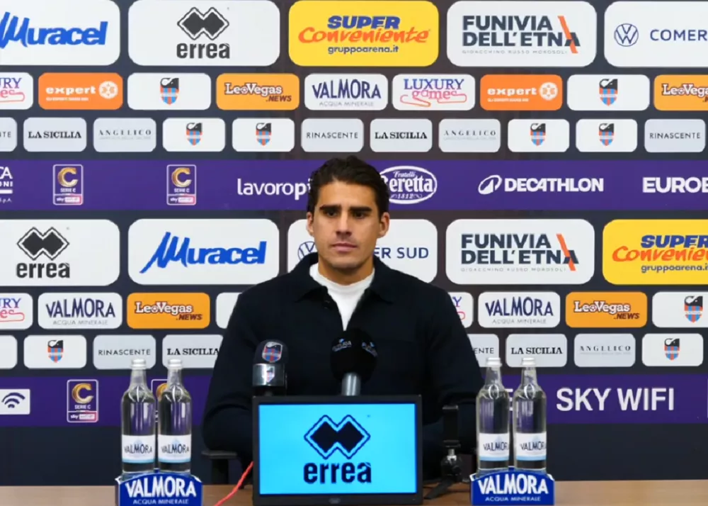 il centrocampista del catania andrea corbari in sala stampa