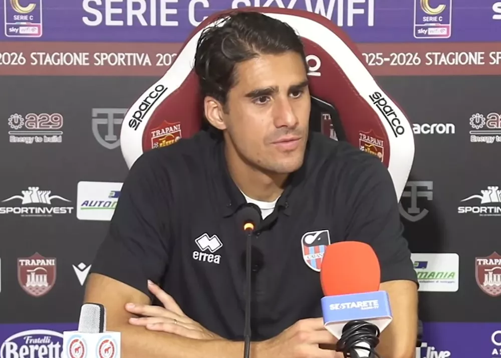 il centrocampista del catania andrea corbari in sala stampa