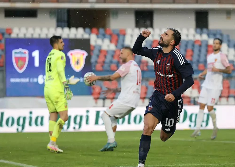 il rigore segnato da mazzocchi nella vittoria del cosenza