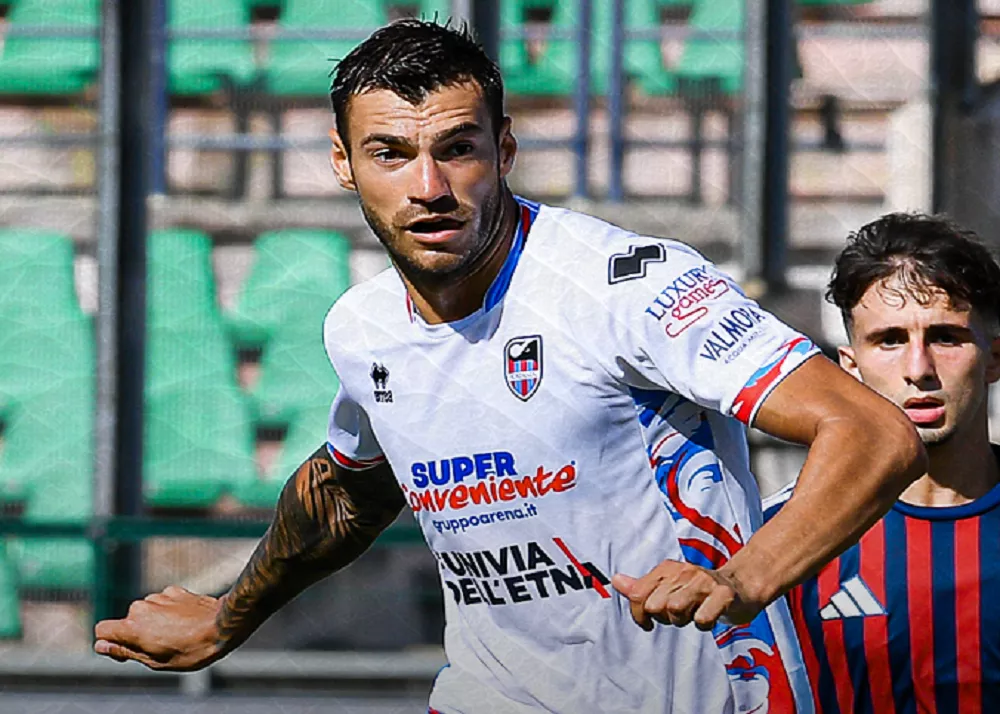 Un'azione di gioco della sfida Cosenza-Catania 4-1