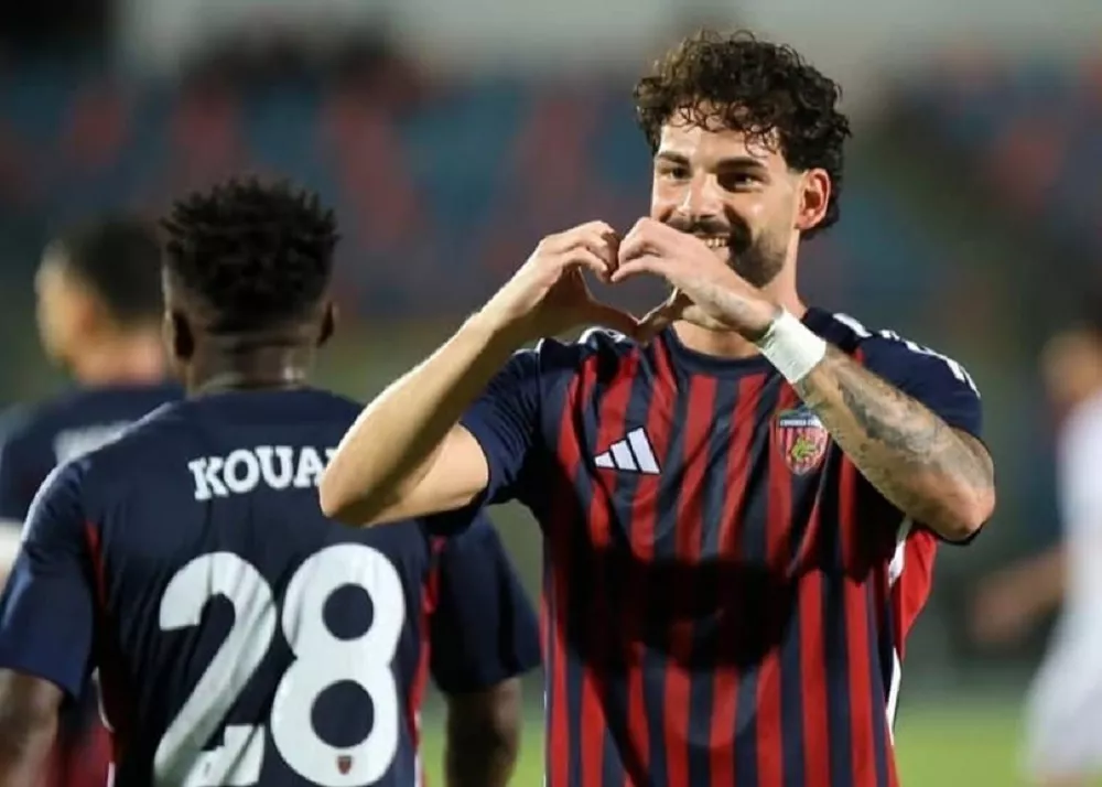 manuel ricciardi segna un gol e festeggia per il cosenza