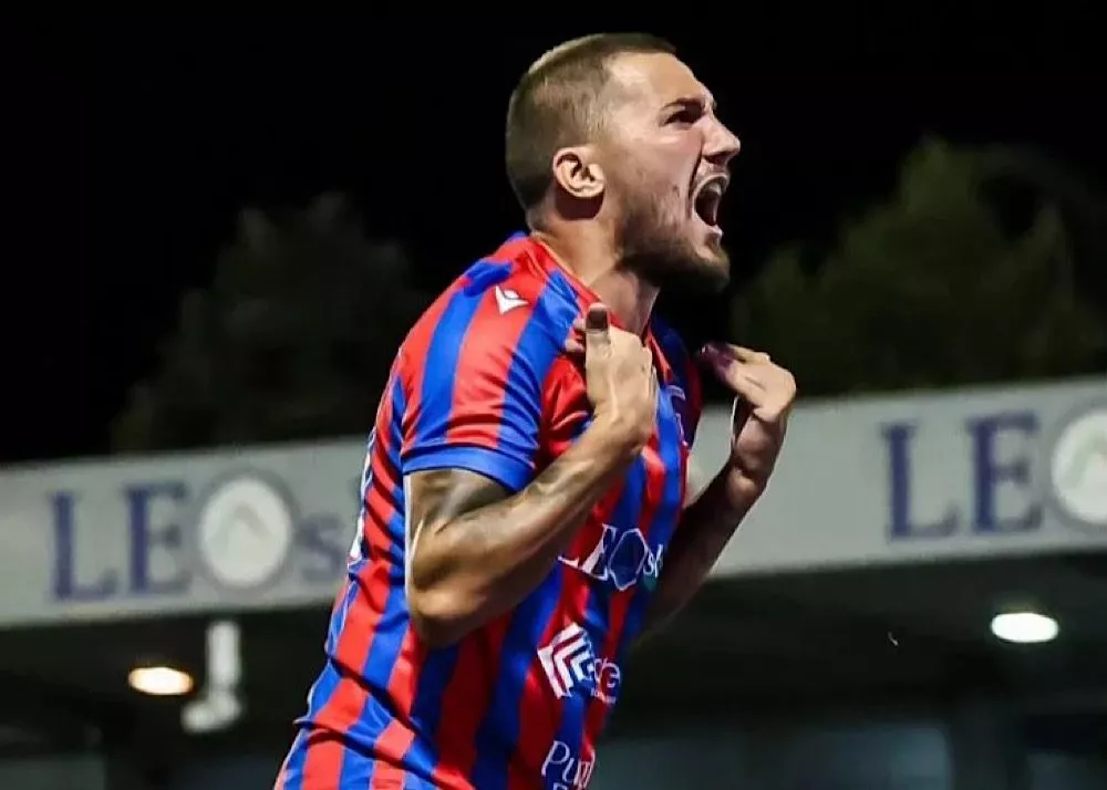 cosimo chiricò festeggia dopo il gol con la maglia del casarano