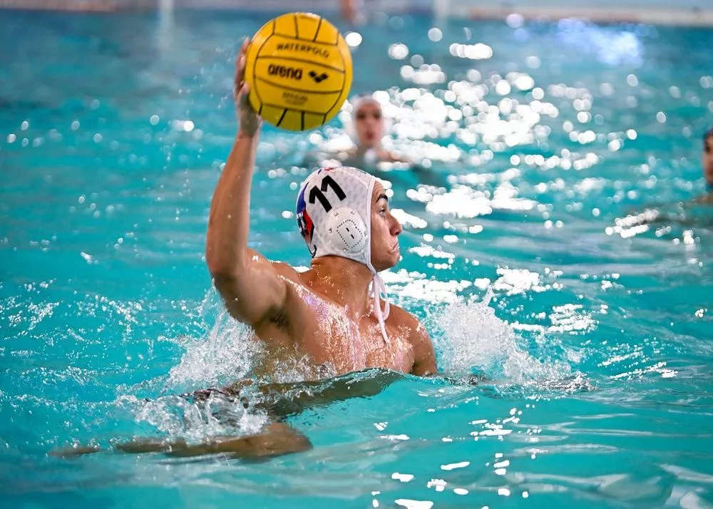 il pallanuotista della nuoto catania crisafulli in vasca