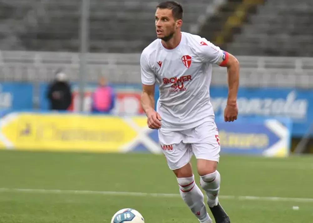 il centrocampista del padova lorenzo crisetig con la palla