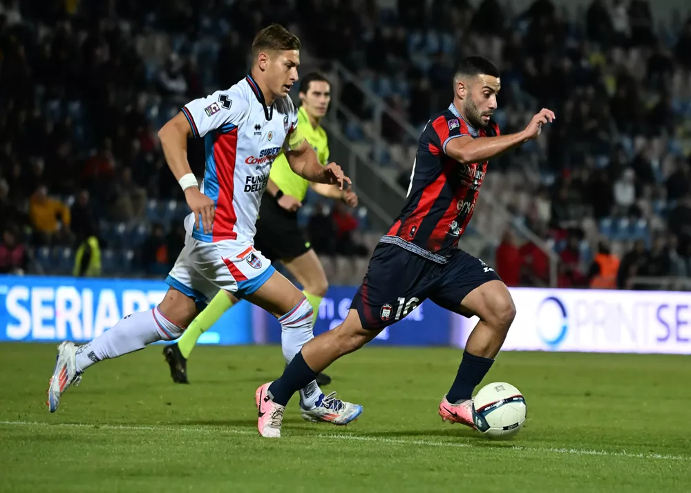 un azione del match tra crotone e catania della stagione 2024/25
