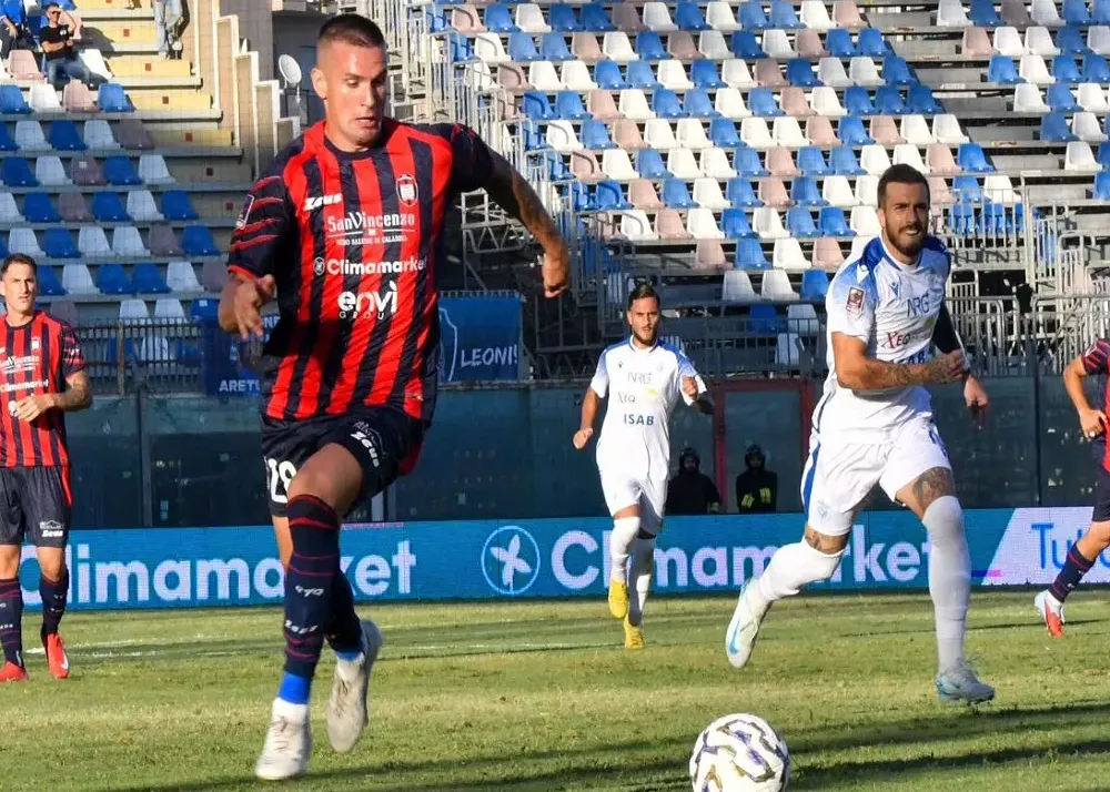 Un azione di gioco della sfida crotone-siracusa 2-0