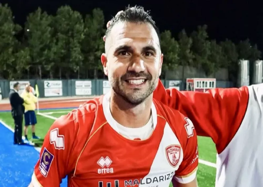 l'attaccante dell'altamura Alessio Curcio in campo dopo il gol