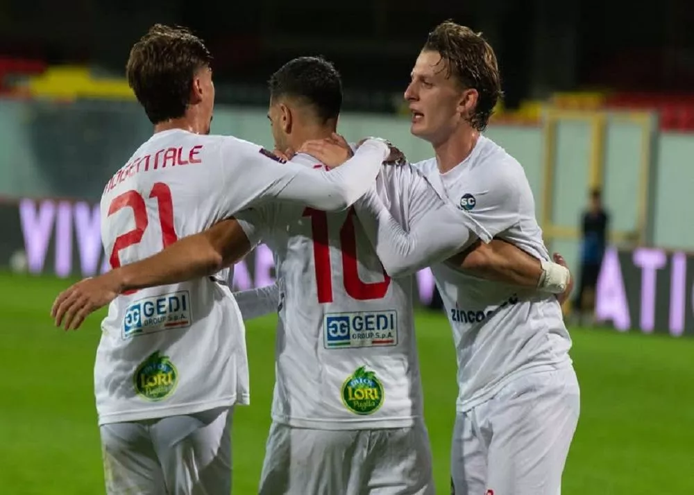 i festeggiamenti dell'altamura dopo il gol di curcio a foggia