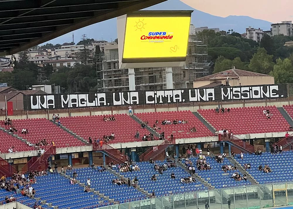 lo striscione di contestazione in curva nord dello stadio massimino di catania