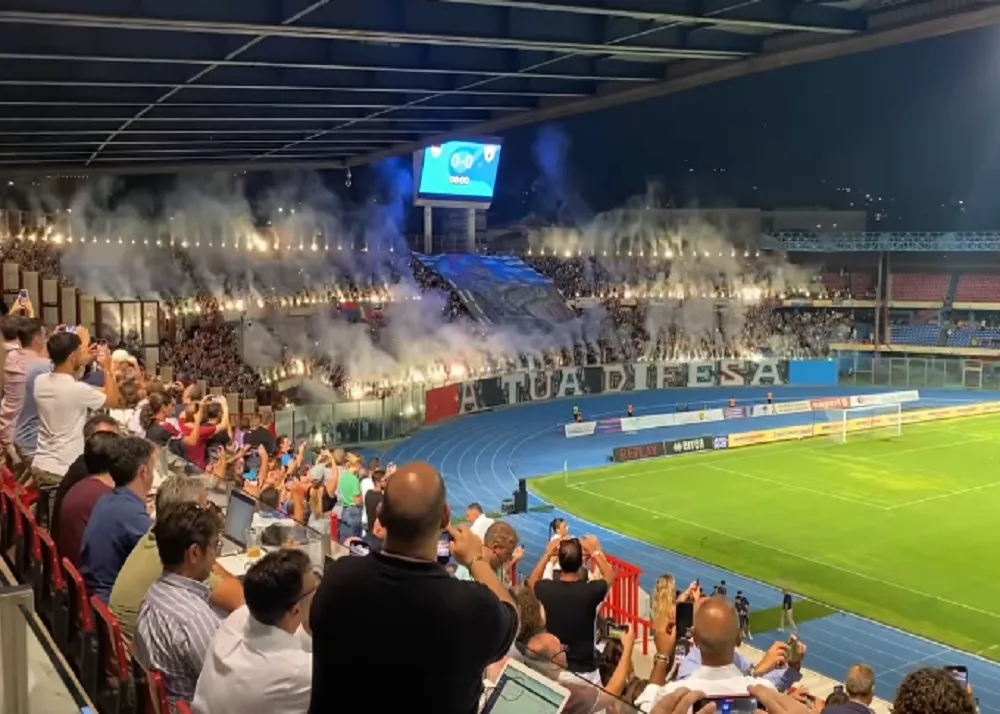 la curva dello stadio angelo massimino di catania all'ingresso in campo dei giocatori