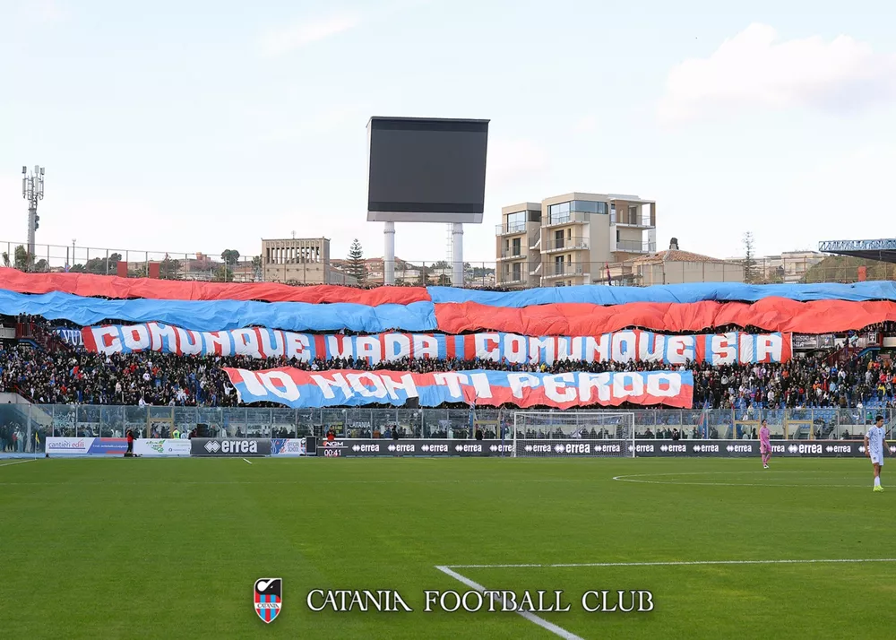 La curva nord dello stadio angelo massimino durante Catania-Latina