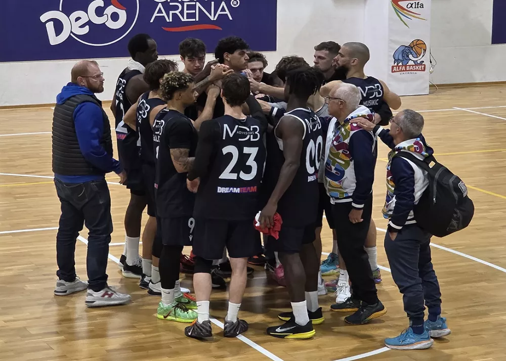 la squadra del cus catania in campo a fine gara sul parquet