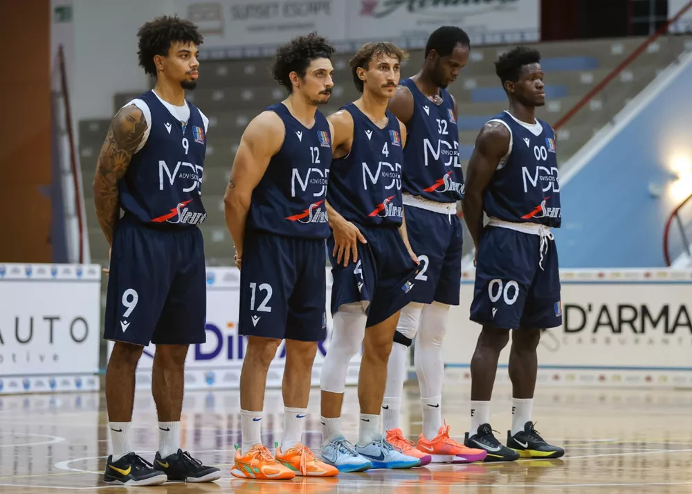la squadra del cus catania basket schierata a centrocampo