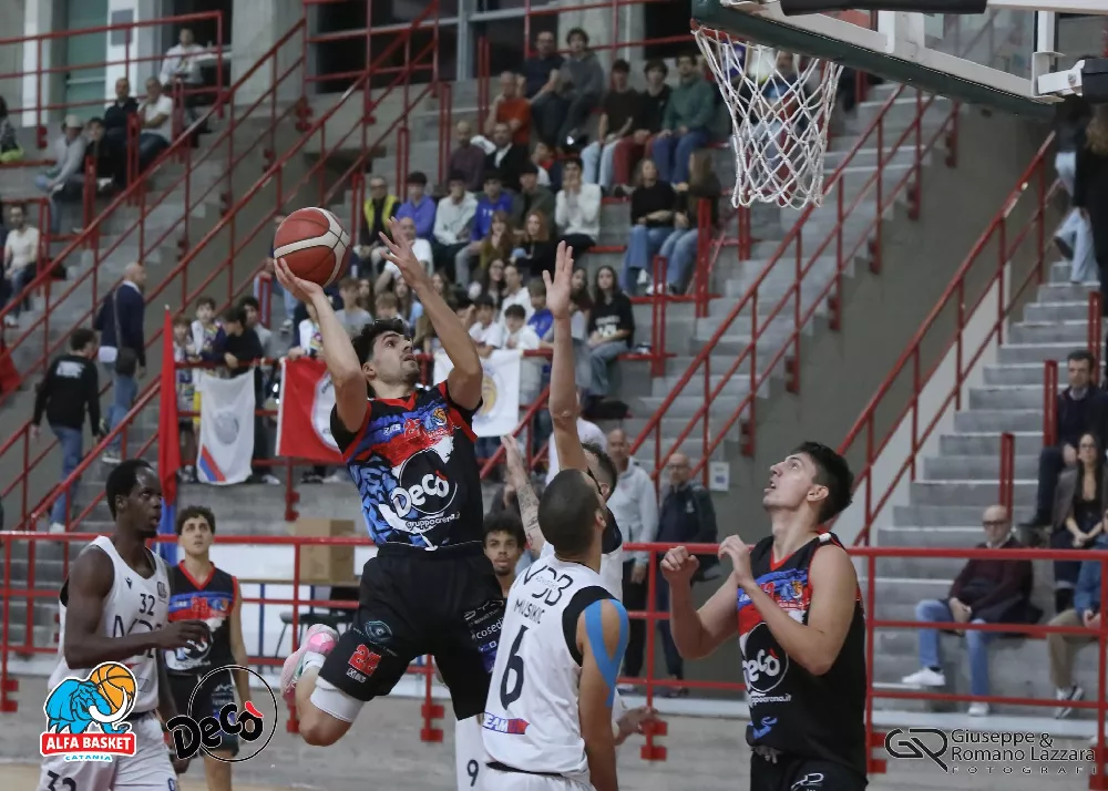 Una fase di gioco del derby di basket tra cus catania e alfa catania