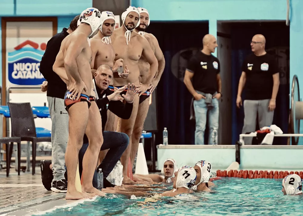 il tecnico della nuoto catania Giuseppe Dato a bordo piscina