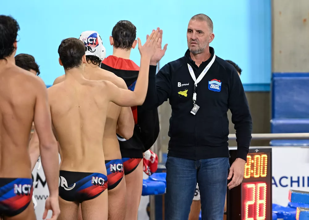 il coach della nuoto catania peppe dato a bordo vasca
