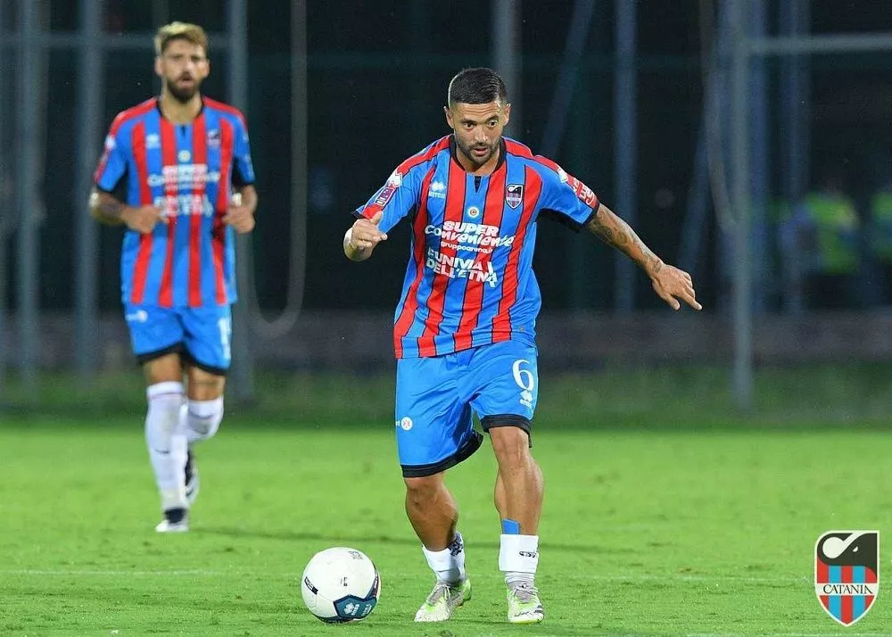 francesco de rose con la maglia del catania oggi fuori rosa