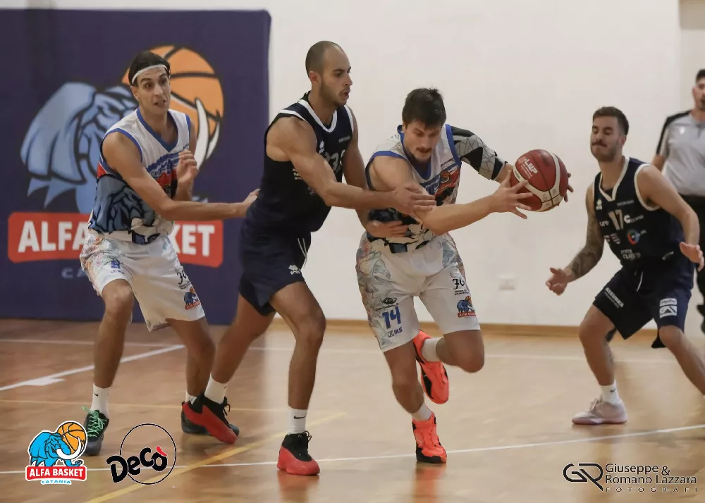 una fase di gioco del match tra il Decò Alfa Basket e lo Sport Club Gravina.