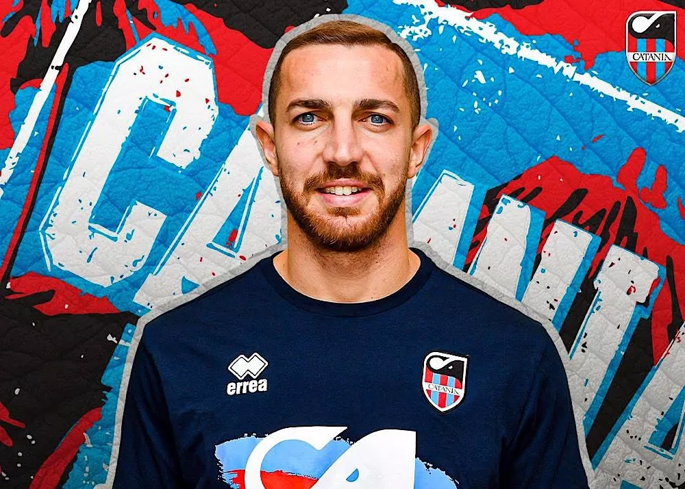 giovanni di noia con la maglia del catania per l'ufficialit&agrave;