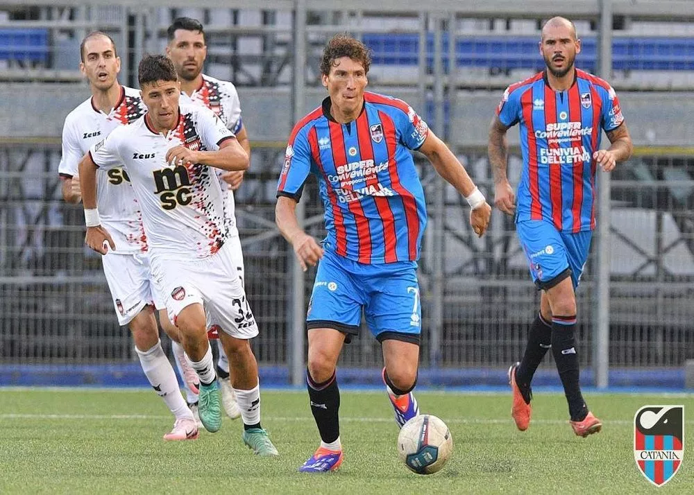 il capitano del catania francesco di tacchio in azione