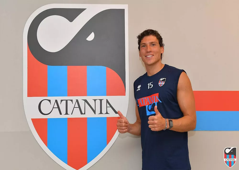 il capitano del catania freancesco di tacchio davanti al logo del club