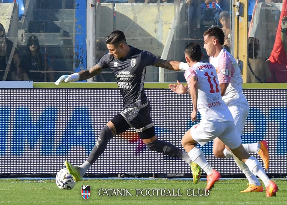 Il portiere del Catania Andrea Dini in una fase di gioco