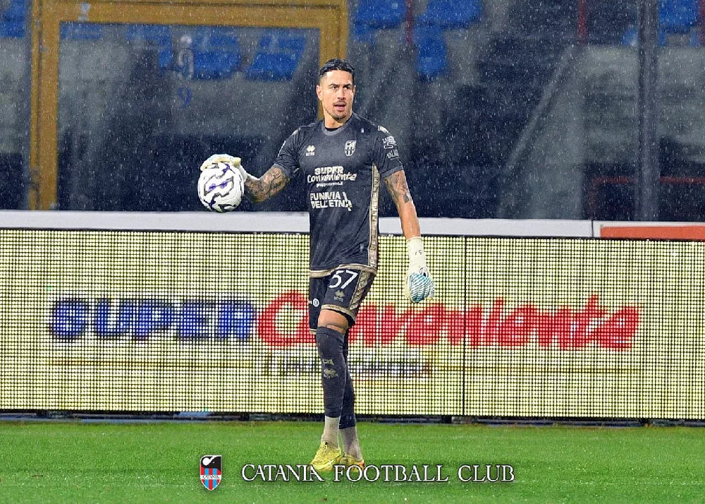 il portiere del catania andrea dini sotto la pioggia