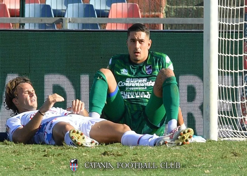 dini e pieraccini a terra dopo l'ennesimo gol subito contro il cosenza