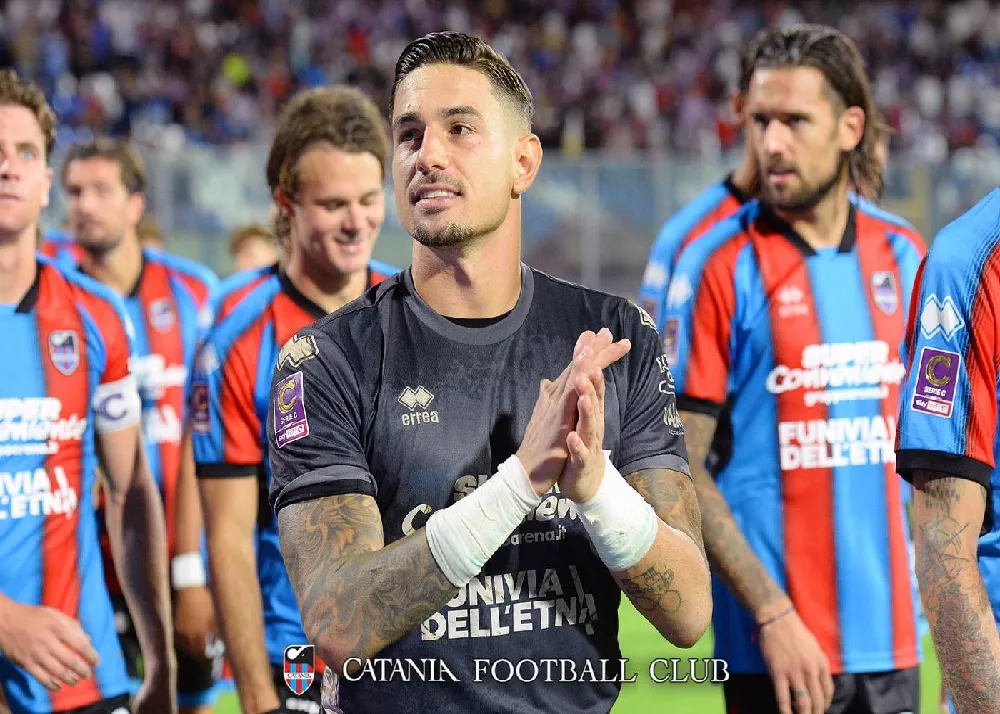 il portiere del catania andrea dini saluta la curva dopo la fine del match