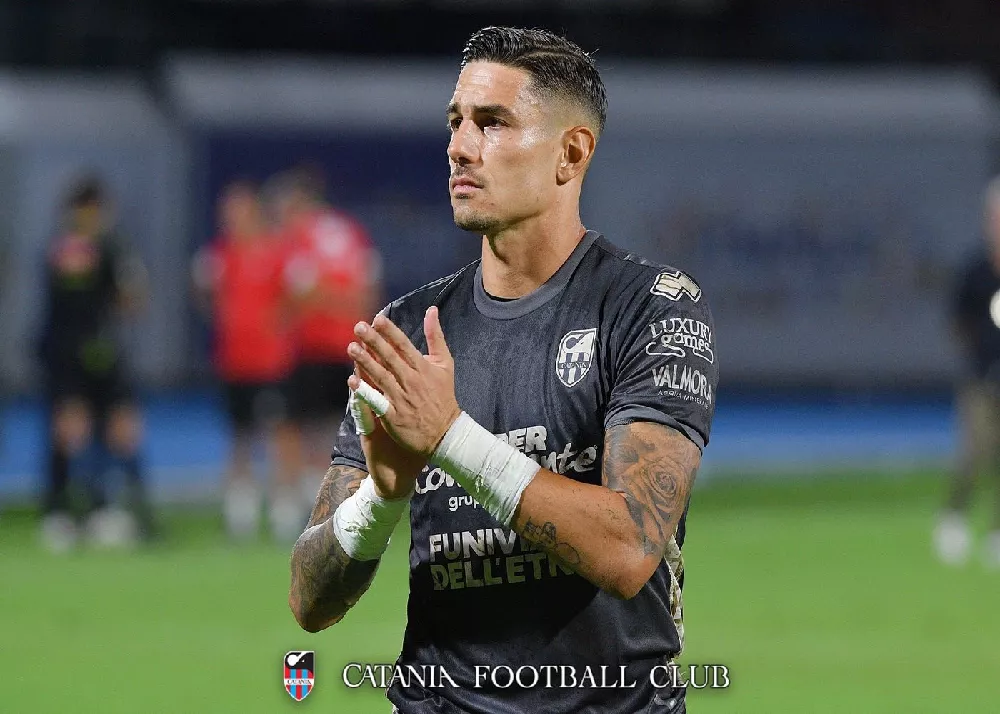 il portiere del catania andrea dini saluta la curva dopo la fine del match