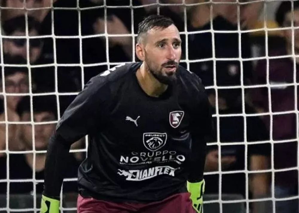 il portiere della salernitana Antonio Donnarumma tra i pali