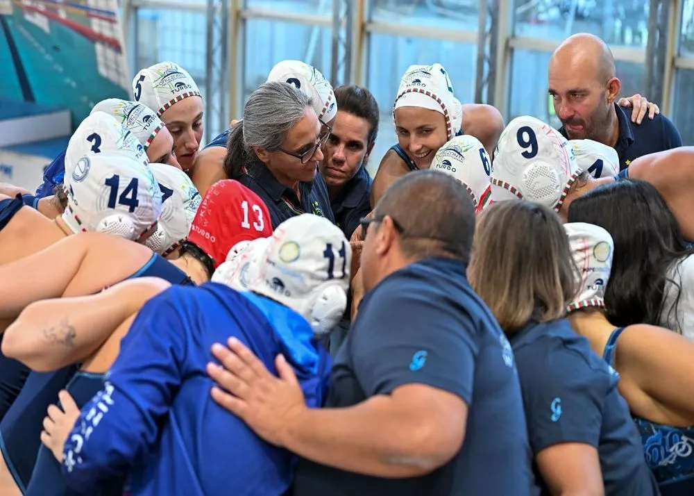 le ragazze dell'ekipe orizzonte a bordo piscina prima delll'inizio del match