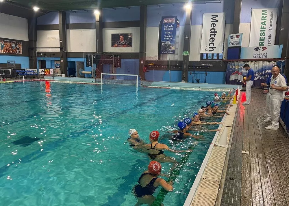 le ragazze dell'ekipe orizzonte catania in vasca al palazurria