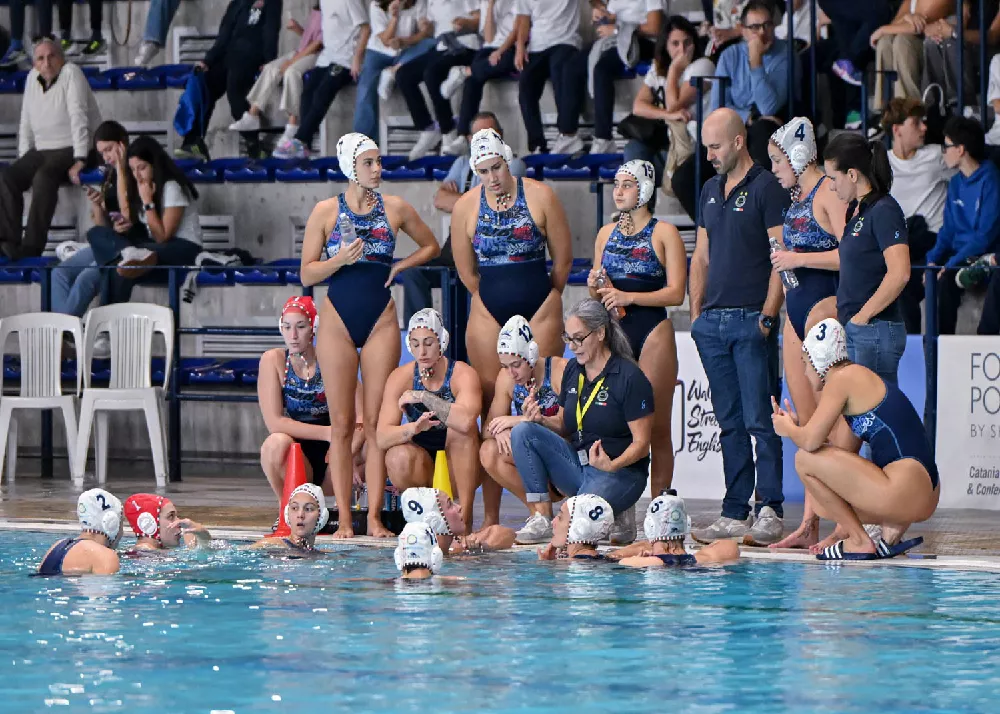 martina miceli consiglia le ragazze dell'ekipe orizzonte a bordo vasca