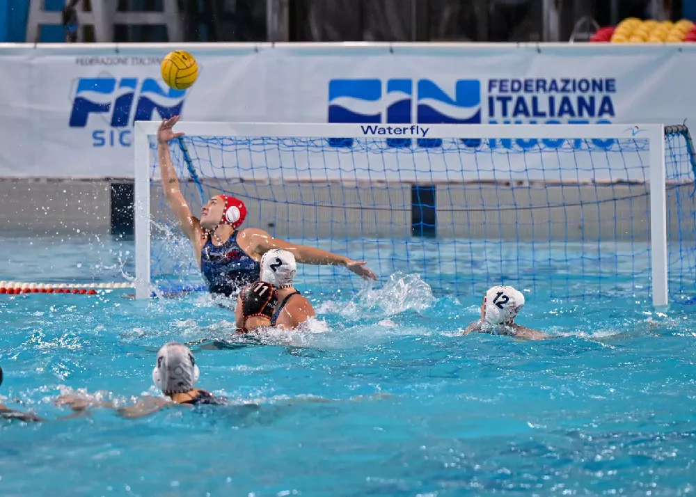 una fase di gioco della partita di pallanuoto dell'ekipe orizzonte catania