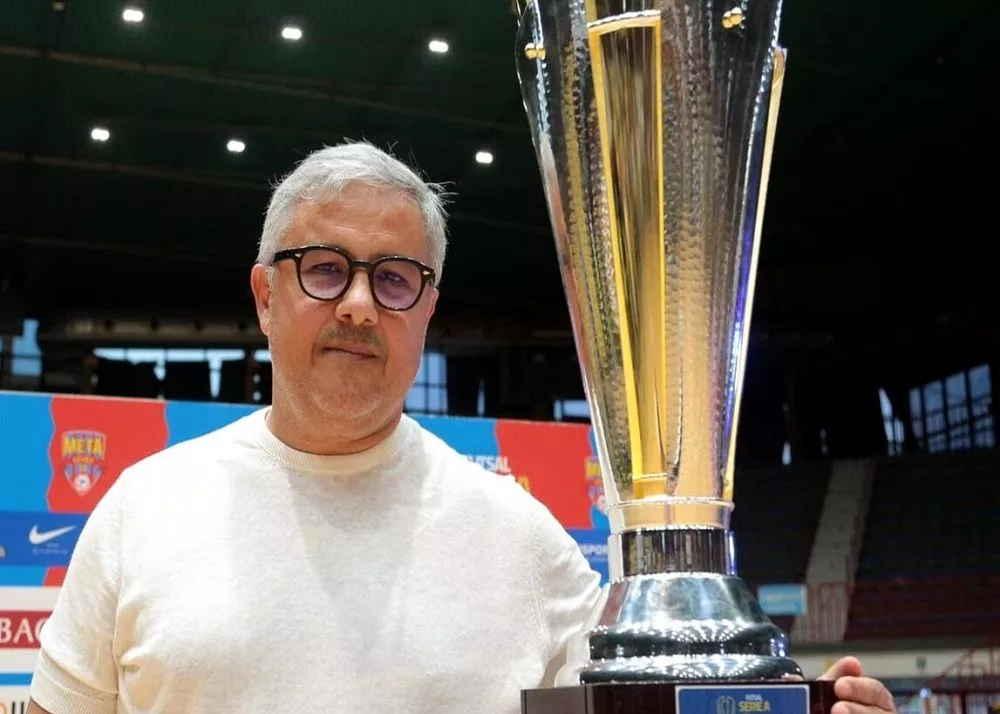 il presidente della meta catania enrico musumeci con la coppa del campionato futsal di serie a