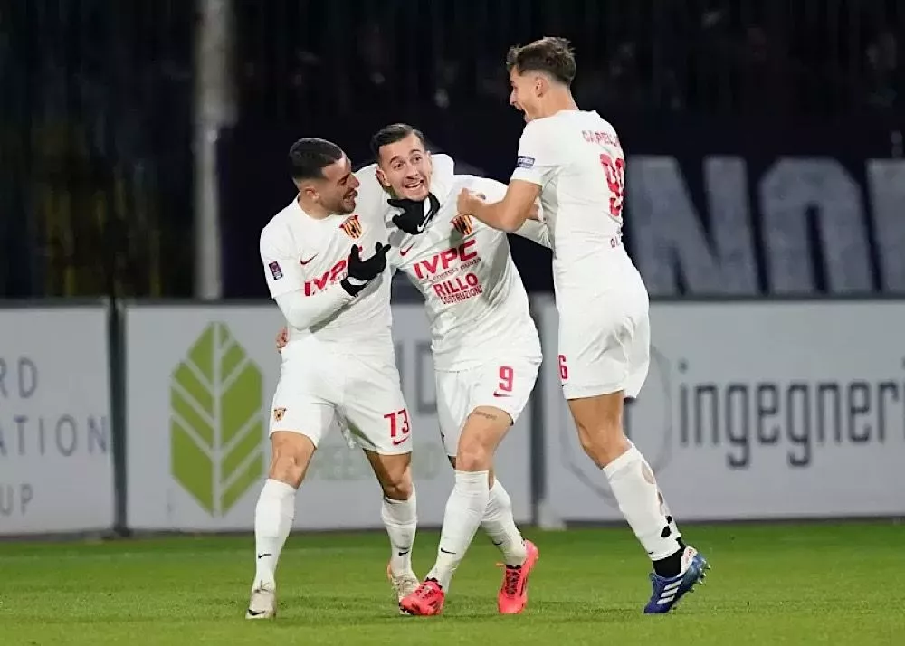 l'esultanza dei giocatori del banevento dopo la vittoria contro l'atalanta u23