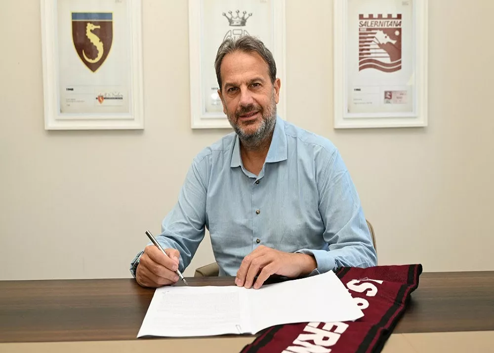 daniele faggiano firma il contratto di nuovo direttore sportivo della Salernitana