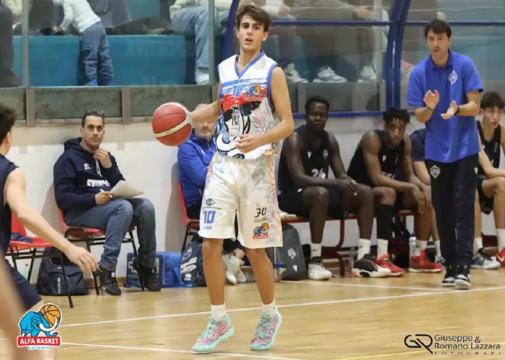 il playmaker federico torrisi con la maglia dell'alfa basket catania