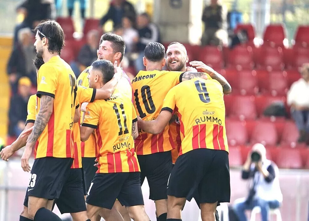 i calciatori del benevento festeggiano dopo il gol