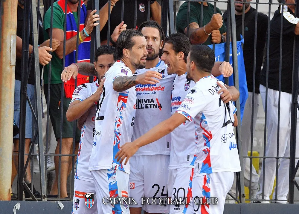 i giocatori del catania festeggiano dopo il gol vittoria