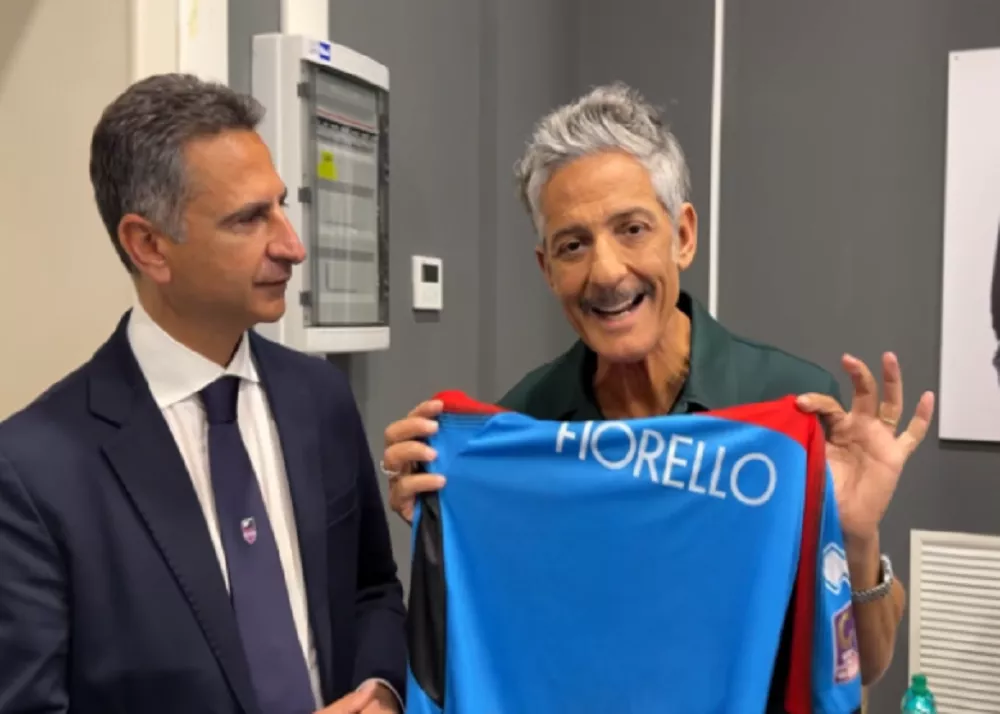 lo showman rosario fiorello con la maglia del catania