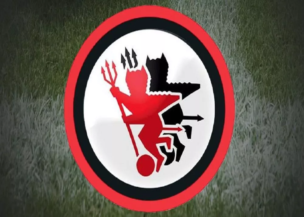 il logo del foggia calcio sullo sfondo di un campo di calcio