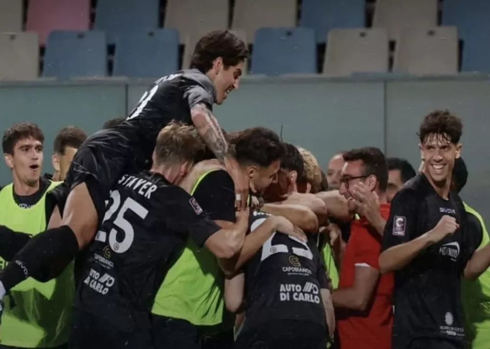 l'esultanza dei giocatori del foggia dopo il gol che vale la vittoria